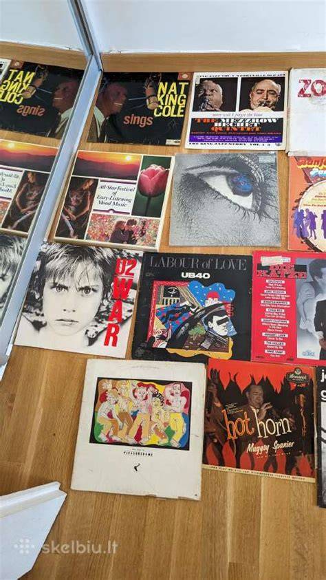 Vinilinių plokštelių kolekcijų vaizdas netoli senamiesčio parduotuvės