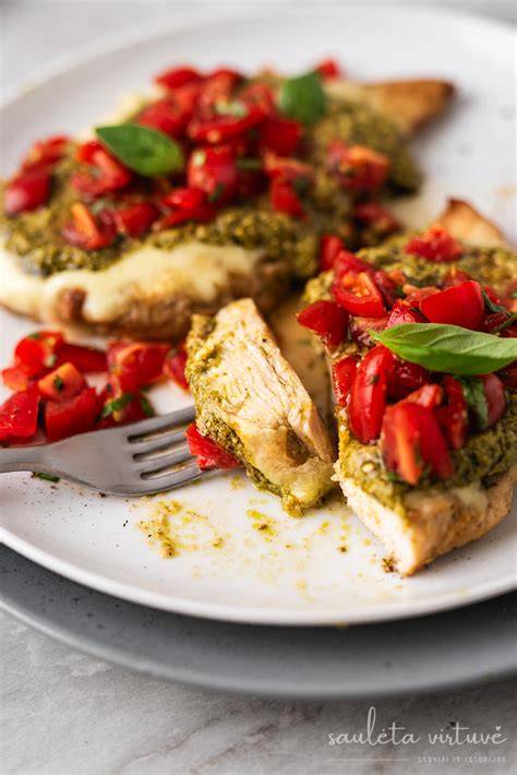 Glaisto ir pesto derinimo schema: glistas ant paukštienos, šalia pesto užpilas