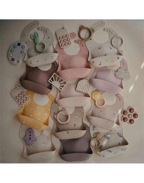 Vaikas su silikoniniu seilinuku