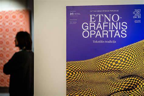 Modernaus meno muziejaus eksponatas - segė iš tekstilės ir betono