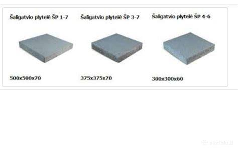 Takelio fragmentas iš paimtų šaligatvio plytelių sode
