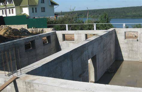 Blokų ir pamatų konstrukcijų pavyzdžiai moderniam ir klasikiniam įvaizdžiui