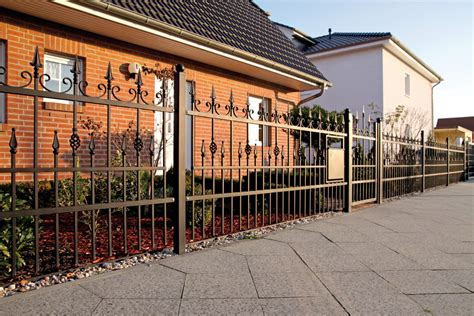 Specialistų komanda konsultuoja dėl tvoros pasirinkimo ir įrengimo