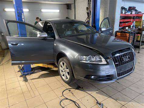 Audi A6 durų apdailos nuėmimo išsamus vaizdas: durų plokštės atjungimas, varžtų vietos, laidų indikacijos