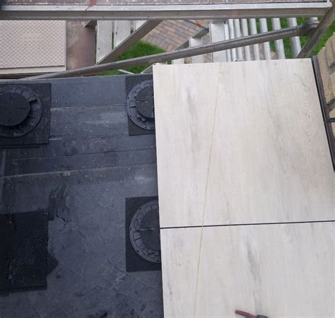 Terasinių plytelių montavimas ant reguliuojamų atramų