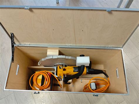 Pjovimo dėžė (mitra box) kampų pjovimui