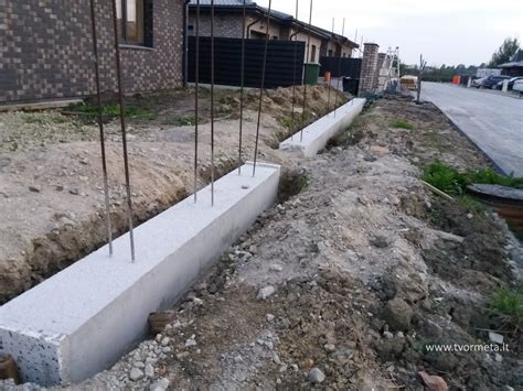 Schema, kaip betonuojami tvoros stulpai