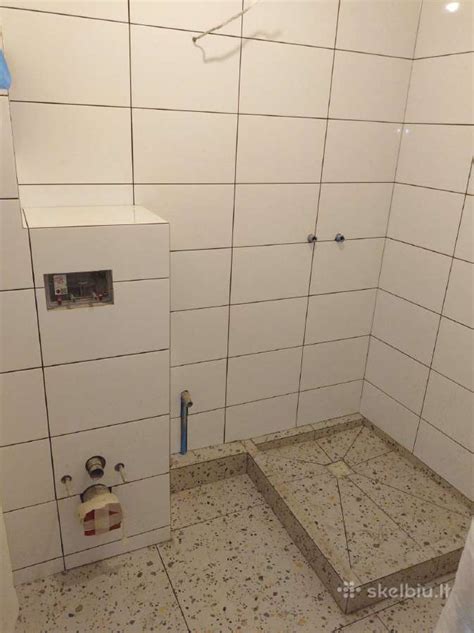 Grindų plytelių klojimas vonios kambaryje