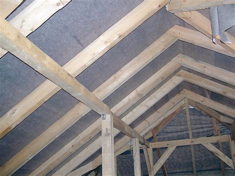 Mineralinės vatos plokščių klojimas tarp gegnių