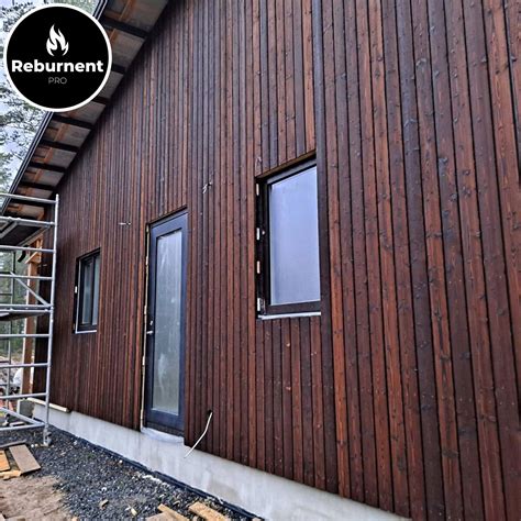 Degintos medienos fasado detalė