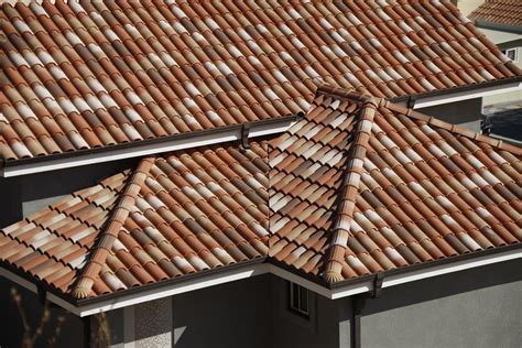 įvairių tipų molinių čerpių pavyzdžiai