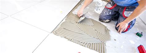 plytelių, imituojančių akmenį, išdėstymas ant grindų ir sienų