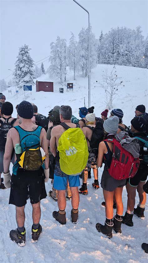 Kūrybinis vaizdas: glaisto sluoksnių kupolėlis per plokščių tarpą