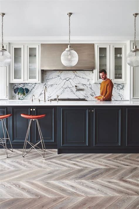 Interjeras: Blakes London. Įgyvendino: Mascot Bespoke Homes. Nuotrauka: 82 mm photography. Spalva: Q-3409, Skaidriai balta. Parketo raštas: Chevron.