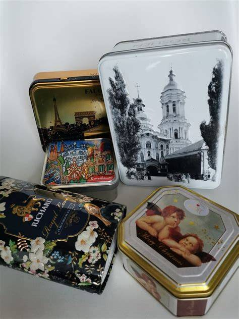 Metalinės dėžutės - saldainių, arbatos. 123RF.com nuotr.
