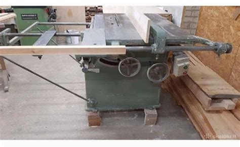 Medienos apdirbimo dirbtuvės su įvairiais įrankiais