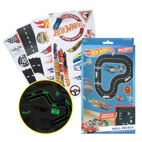 Vaikai žaidžia Hot Wheels trasomis