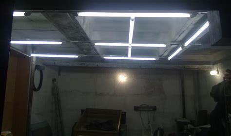 LED juostų kontūro apšvietimo pavyzdys fasadui