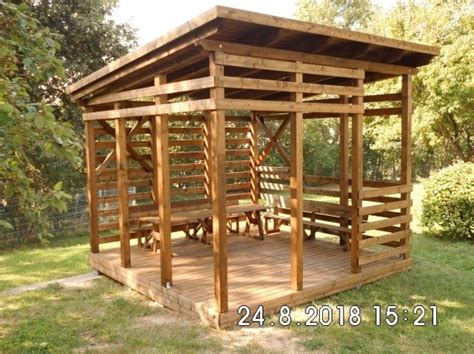 Medinė pavėsinė su griliumi