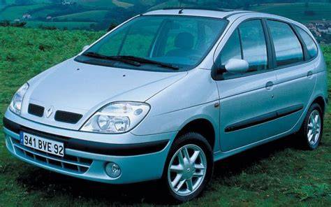 Aušinimo vamzdelio išsidėstymas Renault Scenic 2001 variklio skyriuje