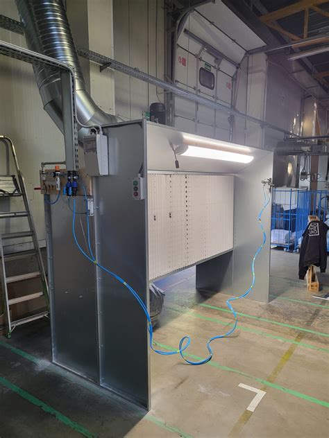 klijų purškimo linija baldų gamykloje