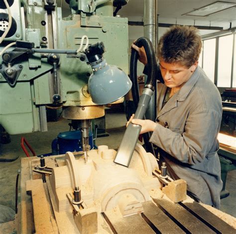 Darbuotojai dirbantys medienos apdirbimo pramonėje