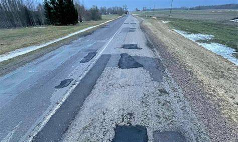 Karštu asfaltu pažeidžiami kelio paviršiai ir duobių įtempiai