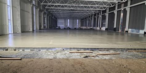 Eflorescencijos pavyzdys ant šviežio betono paviršiaus