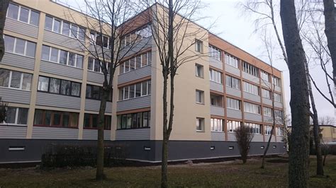 Schematinis daugiabučio namo su šiukšlių vamzdžiu vaizdas