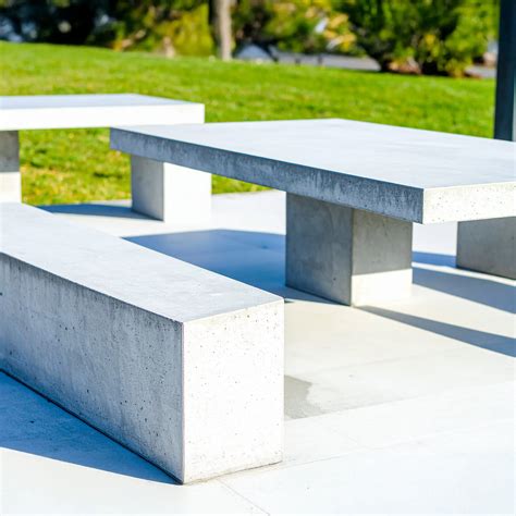Betoniniai lauko baldai - stilius ir funcija: industrinis dizainas derinamas su mediena ir metalu