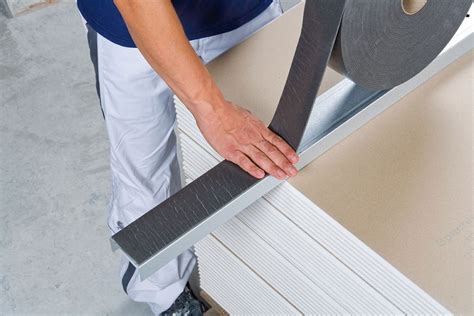 Plačios flizelinio tapeto juostos klijavimas