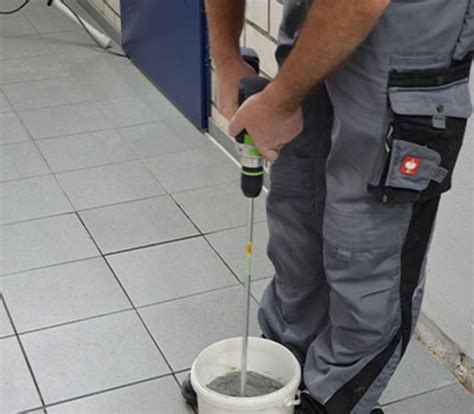 Plytelių klijų maišymas