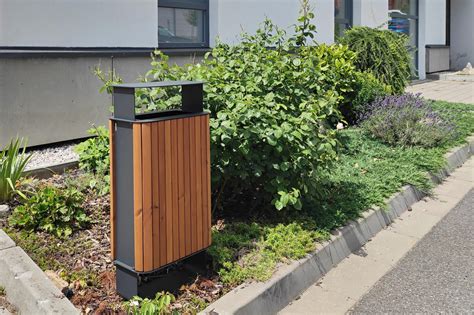 Įvairių tipų lauko šiukšliadėžės