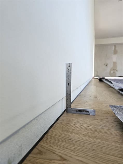 Grindjuostės montavimas paslepiant tarpą