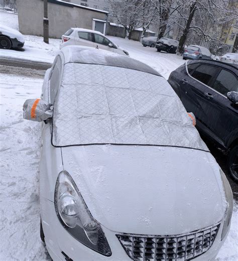 aerodinaminis vaizdas automobilio priekinio stiklo su lietaus lašais