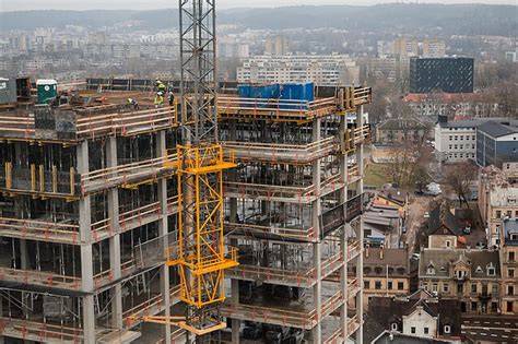 Statybos projektai ir brigados dirbančios lauke