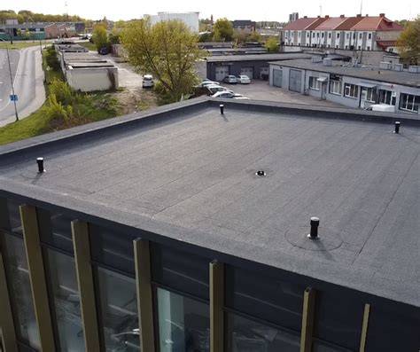 Skaidrios PVC plėvelės naudojimo pavyzdžiai: baldų aplankalai, stogo dangos, apsauginės plėvelės ir vizualinės reklamos.