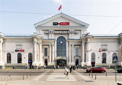 Apleista geležinkelio stotis