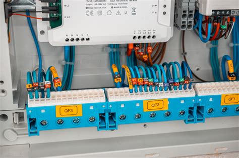Vidaus konfigūracija metalinio elektros skydo su laikikliais