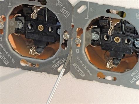 JUNG rozetės mechanizmas su laido griebikliu