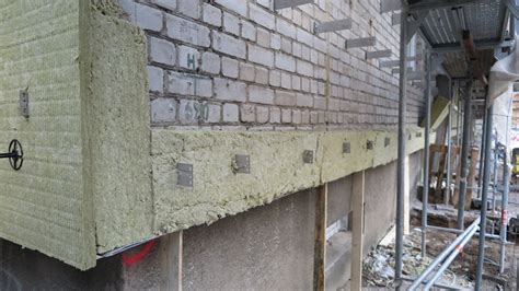 Akmens vatos plokščių klojimas ant sienos