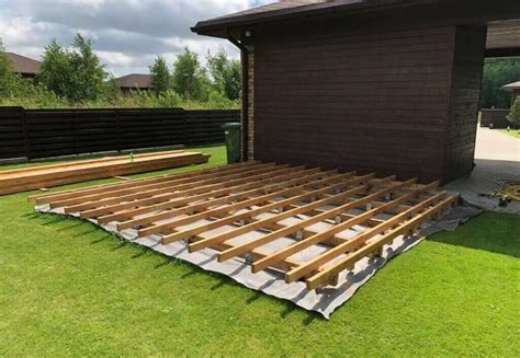 Kauptos nuotraukos, iliustruojančios tarpą tarp gegnių, terasos pagrindą, ir skirtingų lentų tipų