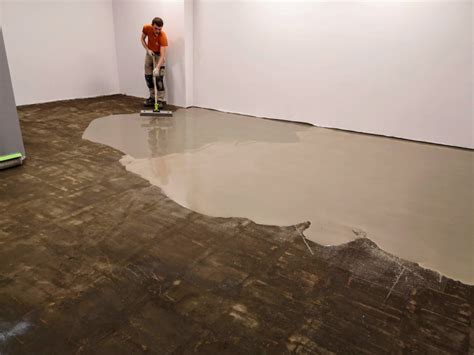 Savaime išsilyginančio mišinio liejimas