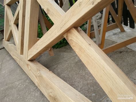 medžio konstrukcijos namo viduje