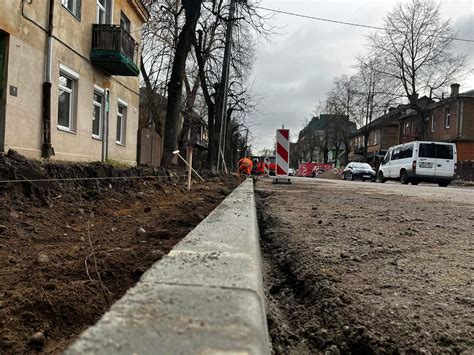 Gatvės remonto procesas ir ištrupėjusios plytelės Kaune