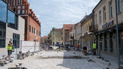 Vilniaus gatvės prieigos grindinys su problematiškomis plytelėmis