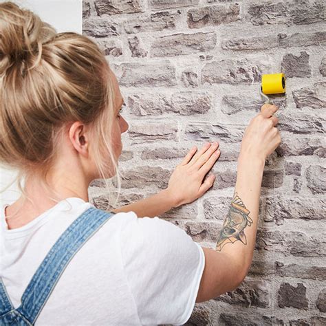 Pavaizduota sienos klijavimo technika su voleliu