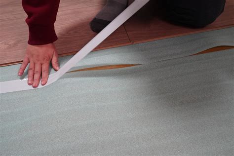 Laminato grindų bangų iliustracija