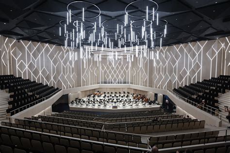 Koncertų salė su publika ir scena