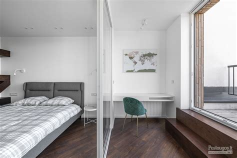 Interjero dizaineris konsultuoja klientą